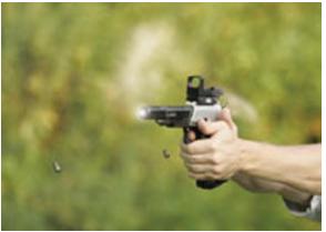 Figura 1: Durante um disparo, gases são expelidos também para a região posterior da arma, depositando resíduos na mão do atirador. 