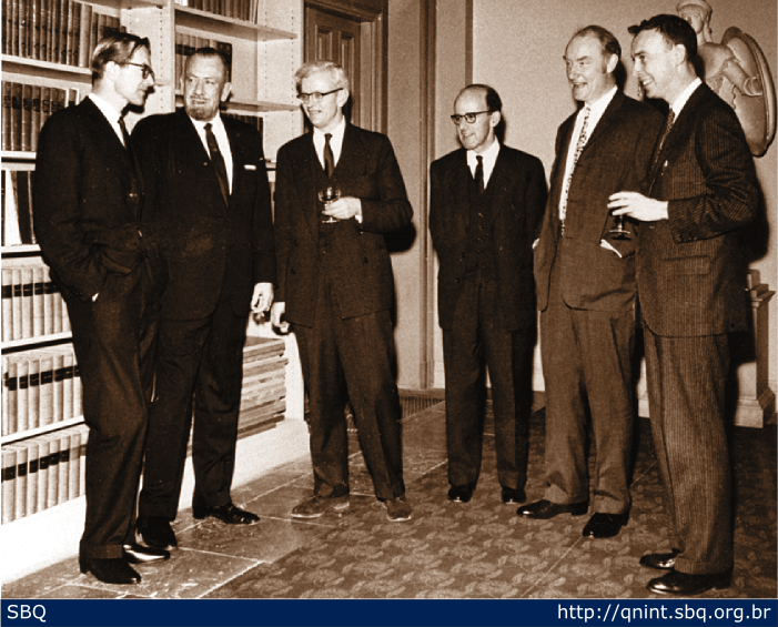 Figura 16: Foto de Maurice Wilkins, John Steinbeck, John Kendrew, Max Perutz, Francis Crick e James Watson, quando do recebimento dos Prêmios Nobel de Medicina ou Fisiologia, de Literatura e de Química, em 1962. 